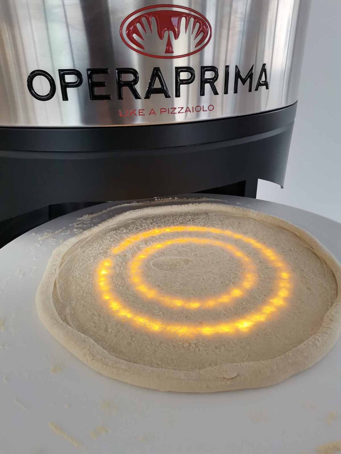 Una base pizza stesa con OperaPrima dopo aver seguito i corretti tempi di maturazione dell'impasto