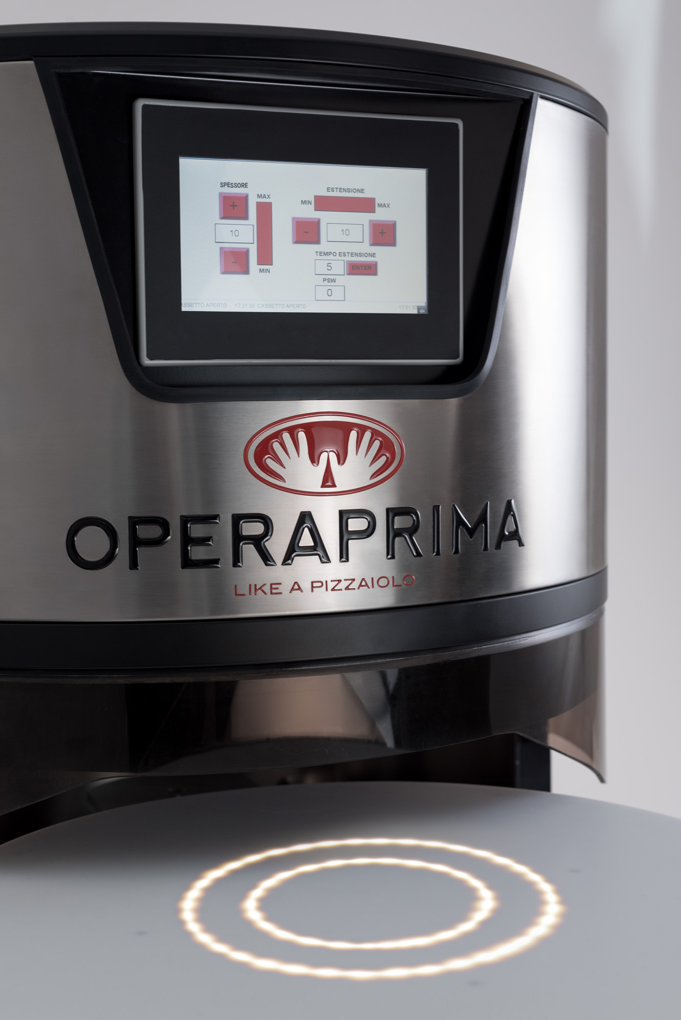 La pizza shaper automatica OperaPrima è un supporto alla difficoltà di trovare pizzaioli nel settore della ristotorazione